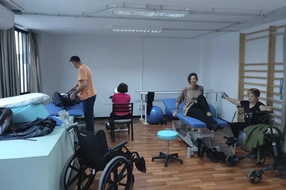 sala de fisioterapia con personas haciendo actividades